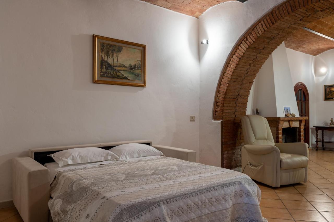 Enchanting Flat With Patio In Abbadia A Isola Monteriggioni Ngoại thất bức ảnh
